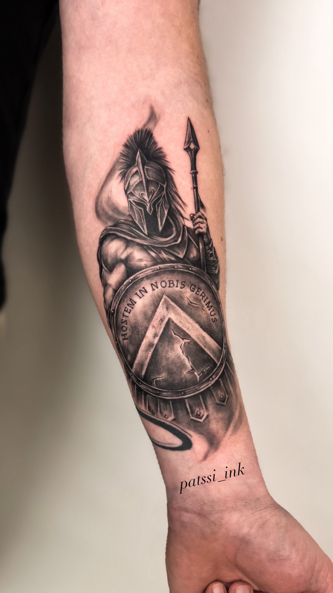 Black & Grey Tattoo eines Kriegers mit Helm, Speer und Schild am Unterarm