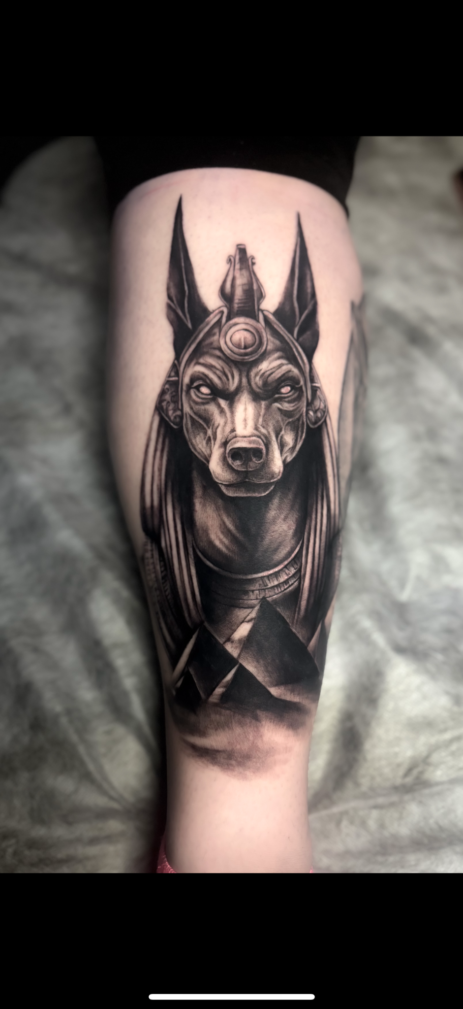 Anubis-Motiv in Black & Grey am Unterarm mit detaillierter Kopfbedeckung