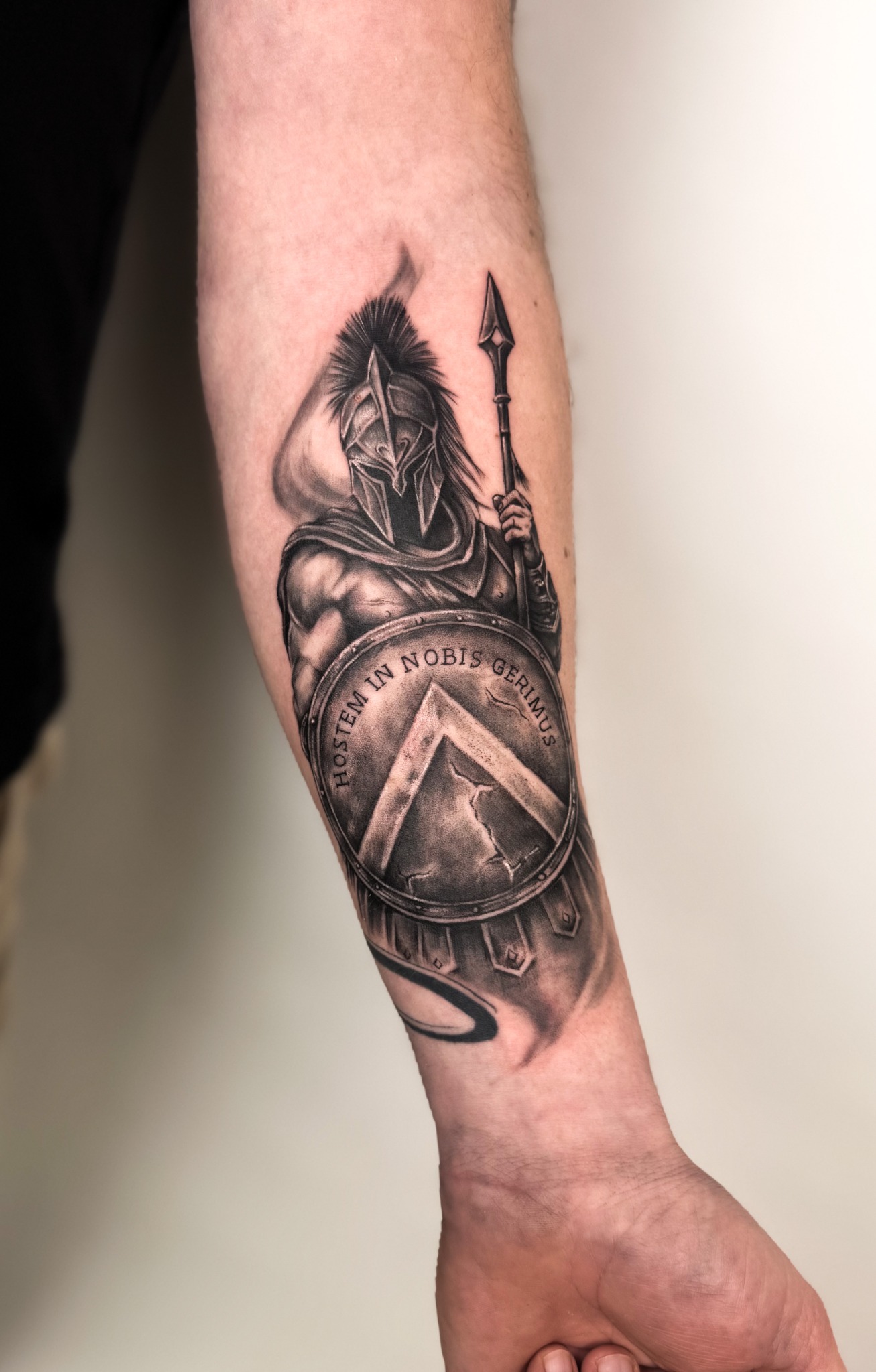 Krieger mit Helm, Speer und Schild als Black & Grey Tattoo am Unterarm