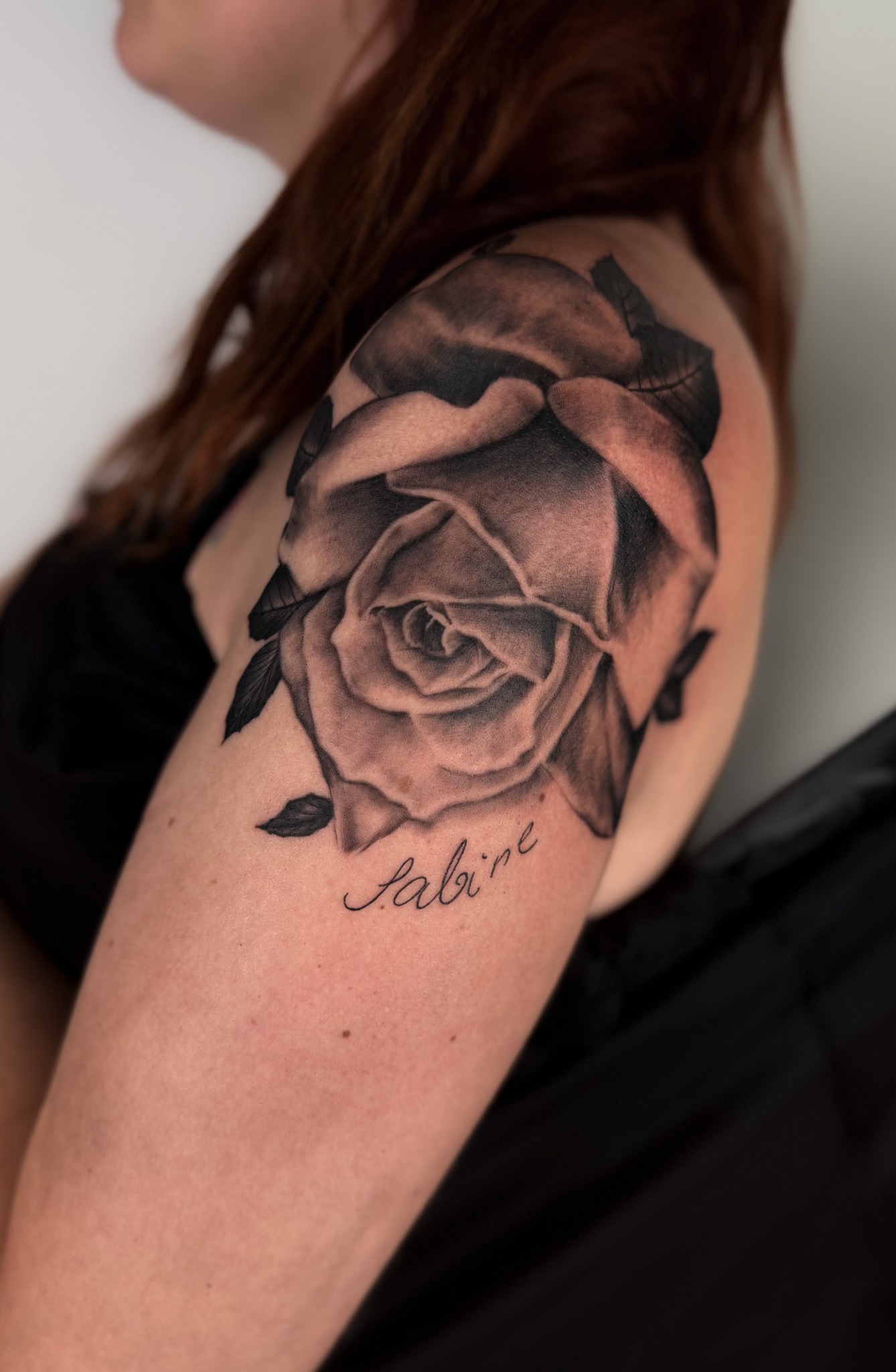 Große schattierte Rose als Black & Grey Tattoo an Schulter und Oberarm
